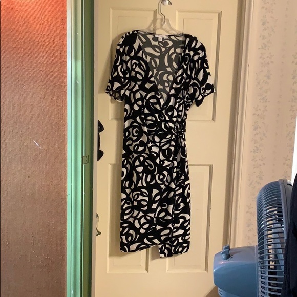 Black and White Patterned Wrap Dress - Picture 4 of 5
